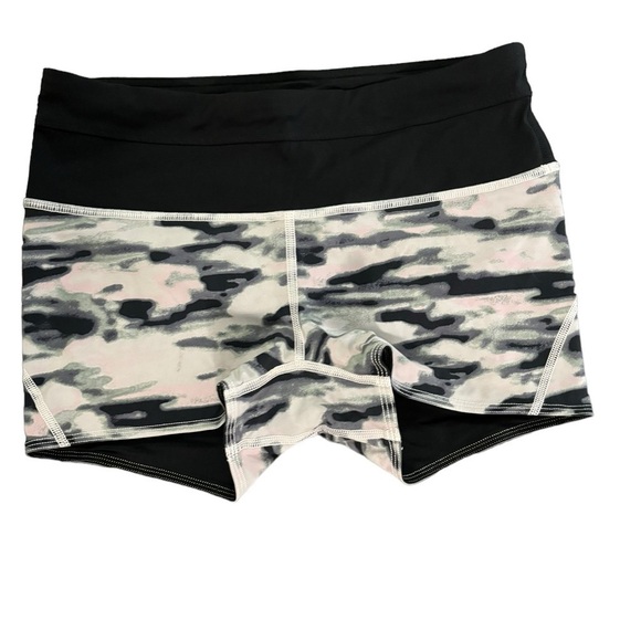 lululemon athletica Pants - Lululemon Water Bound Short size 8